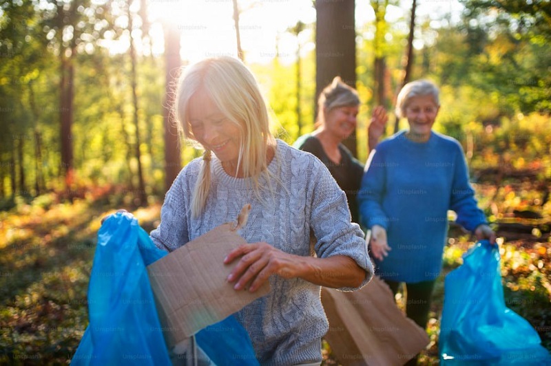 Plogging: El deporte ecol&oacute;gico perfecto para mantenerte activo a cualquier edad 