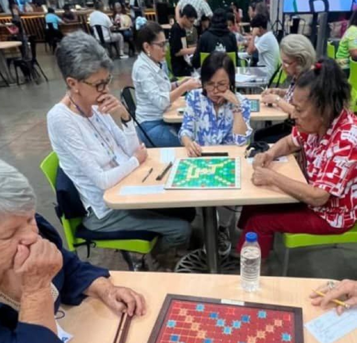 Romelia López y su Club de Scrabble: Mente Activa y Corazón Contento