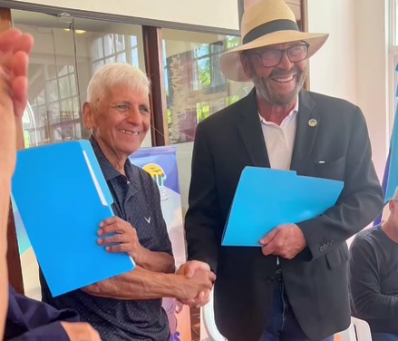 ASOMAYOR y WC Consultores firman alianza estratégica para fortalecer programas sociales dirigidos a Adultos Mayores