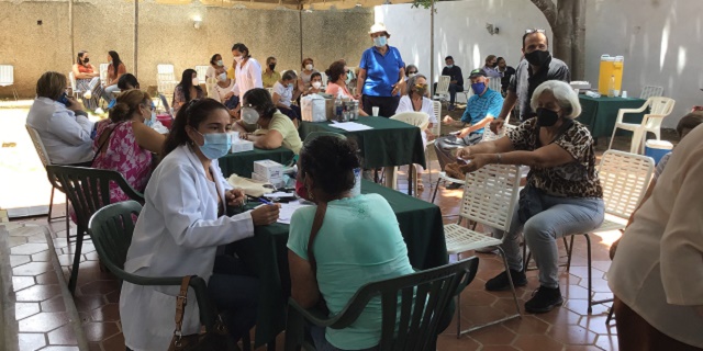 Exitosa jornada de salud en Asomayor  para la tercera edad residente en Jorge Coll. Bienestar Activo y Saludable.